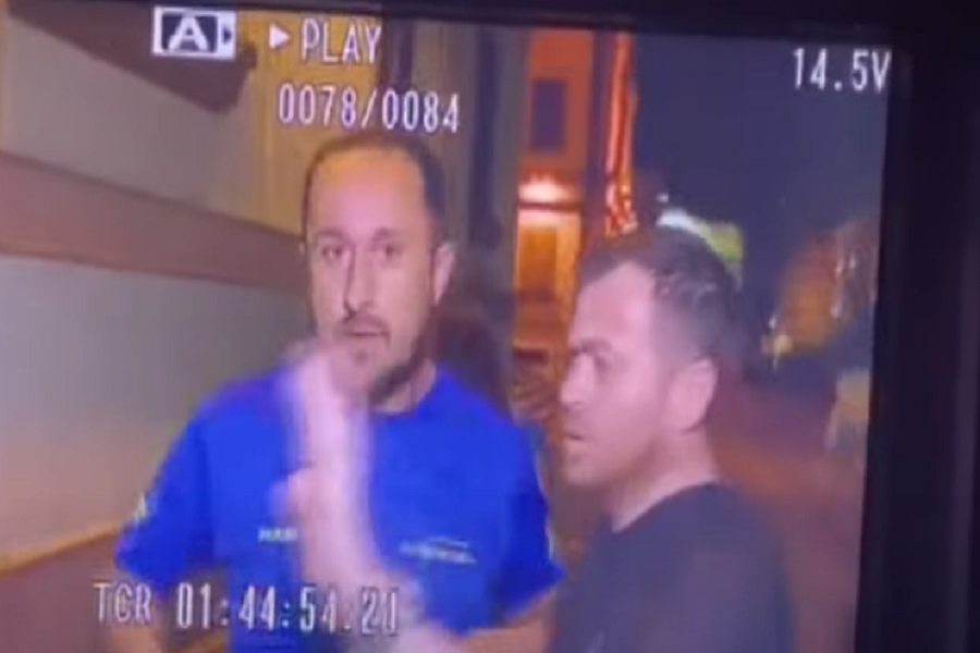 Holandezët rrahin shqiptarin, ai vrapon drejt policëve për të shpëtuar (VIDEO)