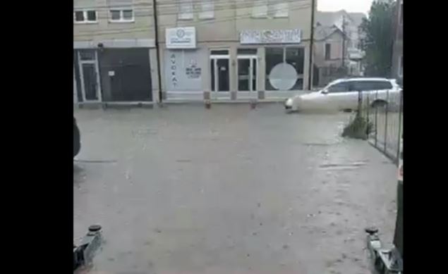Reshje të mëdha të shiut në Klinë, rrugët vërshohen nga uji
