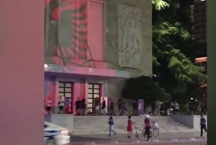 LAJMI I FUNDIT: Tifozët e Romës sulmojnë objektin e Kryeministrisë në Shqipëri