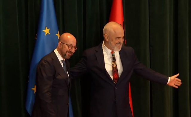 Presidenti i Këshillit Evropian Charles Michel mbërrin në Tiranë, pritet nga kryeministri Rama