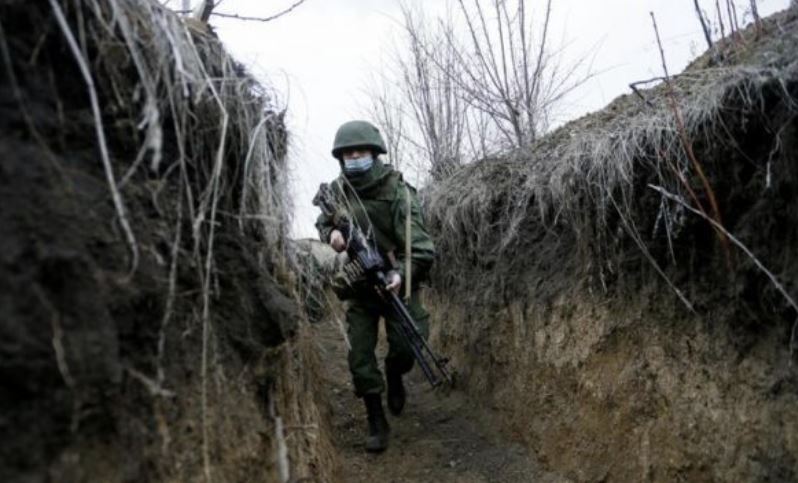 Ushtarët ukrainas zbulojnë thesarin gjatë luftimeve