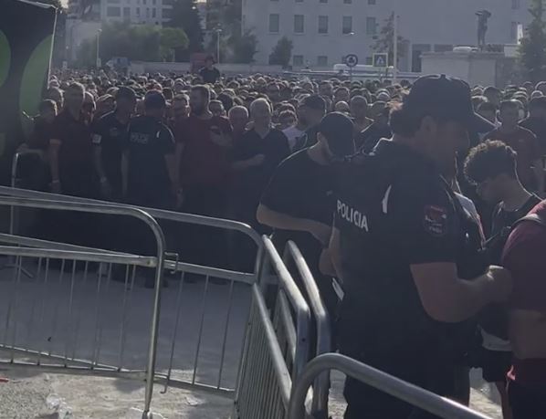 Mijëra tifozë të Romës, duke pritur në hyrje të stadiumit në Tiranë