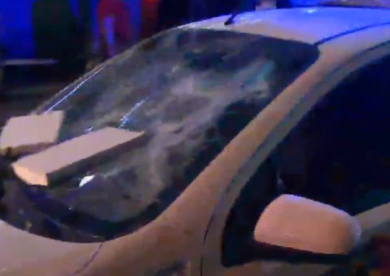 “Tirana në ankth” – Edhe tifozët e Romës nuk ia lënë mangi, shkatërrojnë veturën e policisë shqiptare