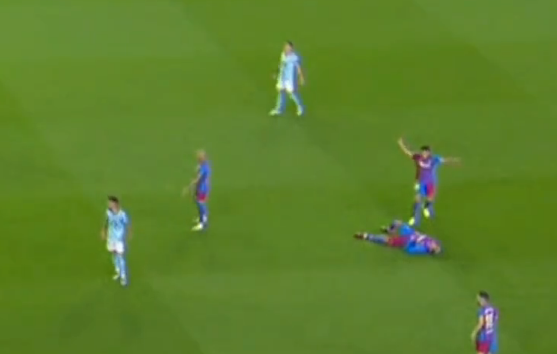 VIDEO: Sa e rëndë – Lojtari i Barcelonës bie pa ndjenja duke lëvizur në fushë