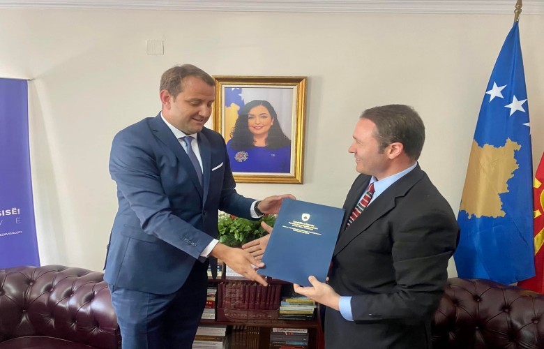 Florian Qehaja ambasador i Kosovës në Maqedoninë e Veriut, Prindoni ia dorëzon detyrën