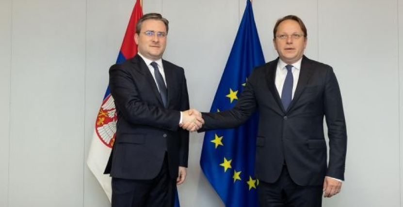 Komisioneri evropian me porosi ndaj Serbisë: Dialogu me Kosovën duhet të vazhdojë