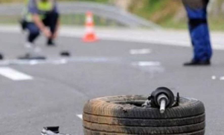 Dy persona të lënduar në rrugën Deçan -Gjakovë, aksident mes traktorit e veturës