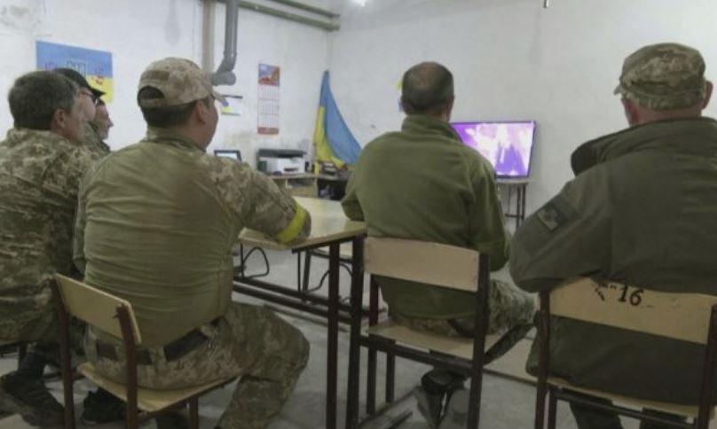 Pak momente gëzimi në luftë, ushtarët ukrainas “ulin armët” për ta festuar fitoren në Eurovision