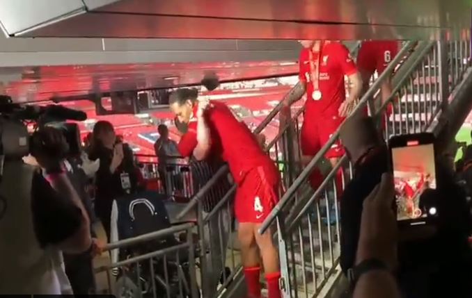 Çfarë emocioni – Momenti kur gjithë lojtarët e Liverpoolit me shumë dashuri përqafuan tifozin e tyre të veçantë