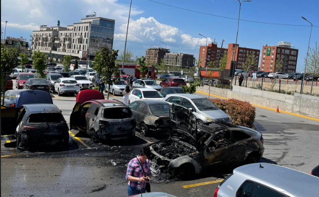Bëhen shkrumb e hi disa vetura në parkingun e qendrës tregtare “Albi Mall” në Prishtinë