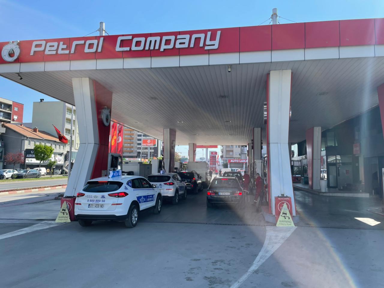 Sa familje ndihmoi Petrol Company?