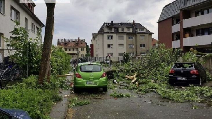 Pamje nga tornado i fuqishëm që goditi Gjermanin, e ku mbetën të lënduar dhjetëra persona
