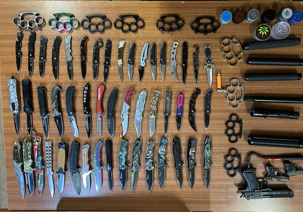 Të rinjtë në Kosovë po blejnë thika edhe përmes Instragramit, si bëri pazar 12 vjeçari nga Skenderaj për armën e ftohtë