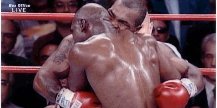 Çfarë ndodhi me copën e veshit që Tyson ia kafshoi Holyfieldi 25 vite më parë