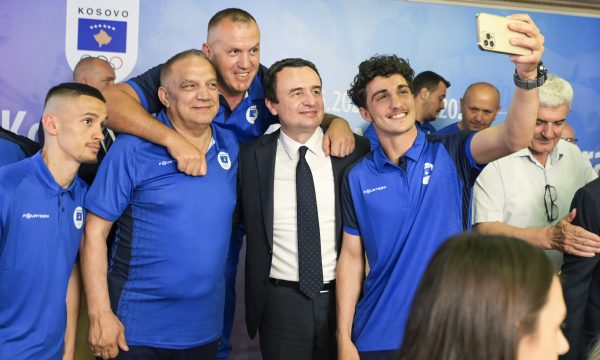 Kurti përcjell për në Algjeri sportistët kosovarë