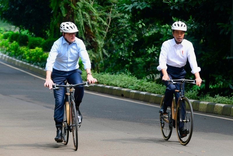 Albanese me vizitën e tij të parë jashtë vendit: Shëtitje me biçikletë me presidentin indonezian