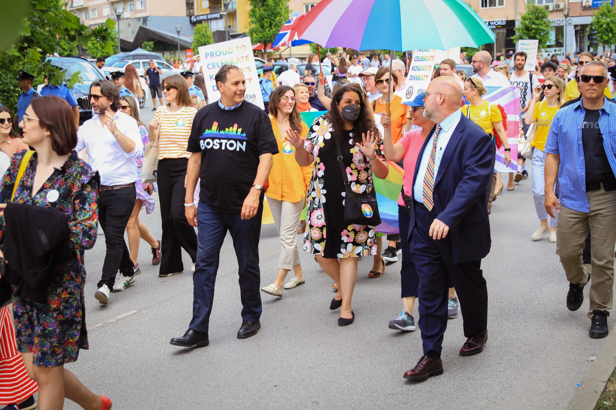 Ambasadori amerikan: Krenar që mora pjesë në Paradën e Krenarisë në Prishtinë