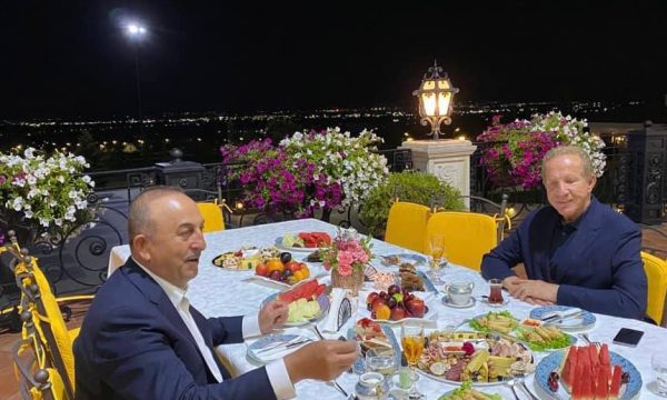 Ministri i Jashtëm turk në Prishtinë, Pacolli e pret në shtëpinë e tij në Hajvali