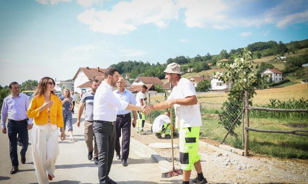 Krasniqi në Kaçanik: Qeveria mos të penalizoj komunat që udhëhiqen nga opozita, të rikthej investimet dhe projektet në këtë qytet