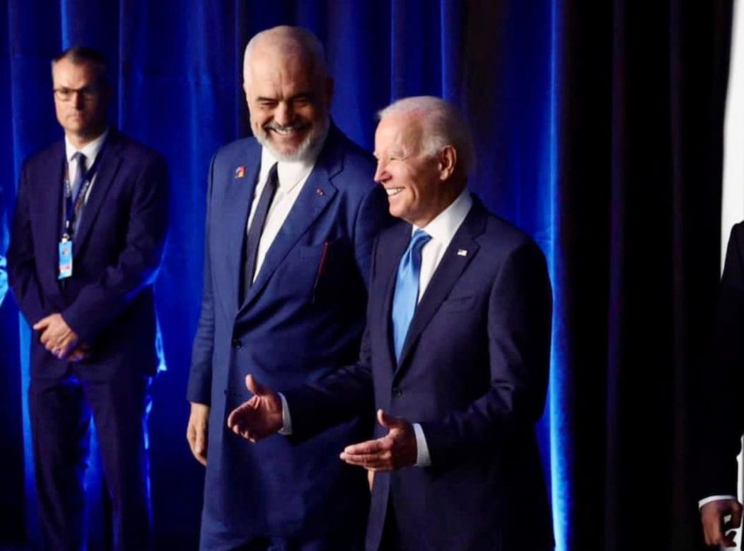 “Foto e Ditës”, momenti i diskutimit të Edi Ramës me Joe Biden në Samitin e NATO-s