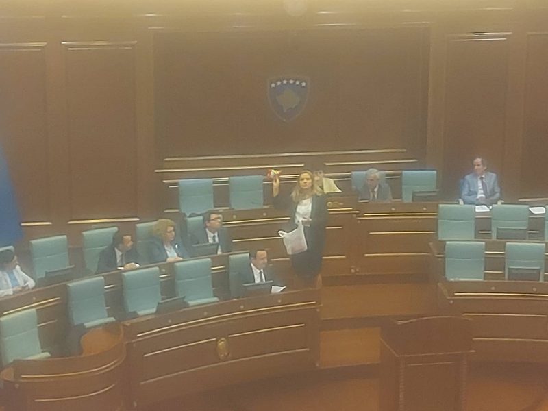 Deputetja e AAK’së i çon çipsa e smoki ministrit Murati në Kuvend
