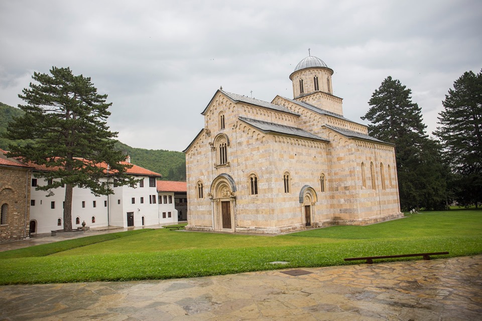 Raporti i DASh për Liritë Fetare në Kosovë: Vëmendje rreth vendimit për tokën e Manastirit të Deçanit