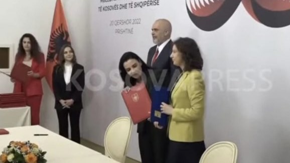 Nuk kryhet ceremonia e marrëveshjeve pa një gafë, ministrja Rizvanolli bën lëshim