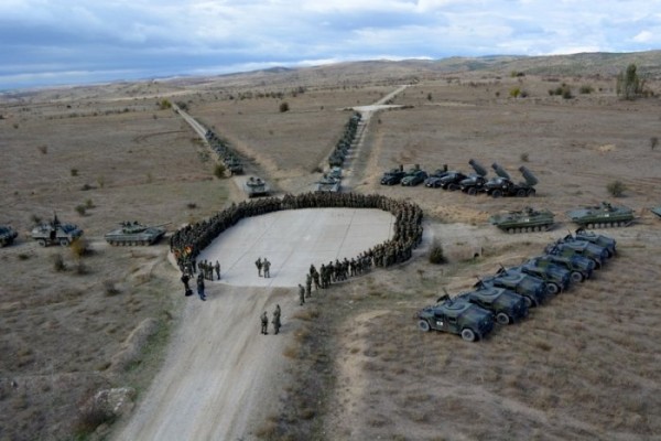 Kadetët e FSK-së në stërvitje me ushtarët e NATO-s