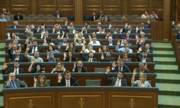 ‘Marre’:  Miratohet Ligji për pagën minimale, me vota edhe të Listës Serbe