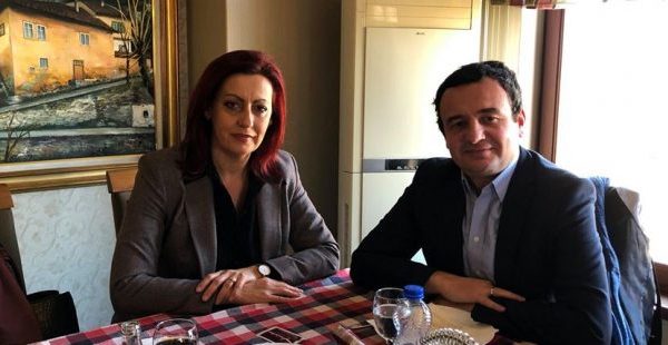 Zv/kryeministrja Rexhepi e rehaton vajzën në Televizionin Publik