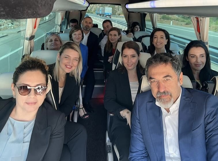 Në autobusë për Kosovë: Ministrat shqiptarë nisen drejt Prishtinës