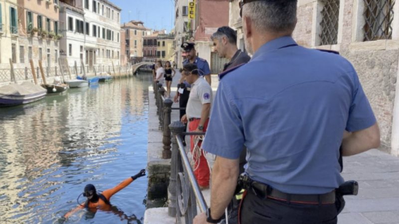Tre shqiptarë përleshen me thika në Venecia, njëri hidhet në kanal për t’i shpëtuar goditjeve me thikë