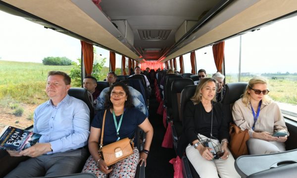 Shefi i BE’së e disa ambasadorë dalin në shëtitje me autobus nëpër Kosovën Jugore