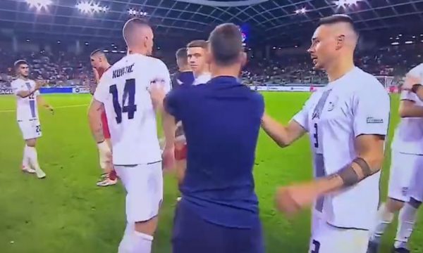 Futbollisti slloven nuk përmbahet – Bën gjestin pas ndeshjes që ‘çoi në këmbë’ një Serbi