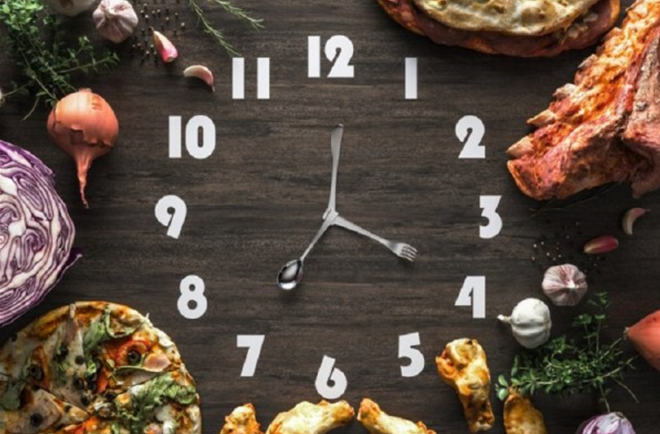 Koha e ushqimit mund të ndikojë në plakjen më të shpejtë