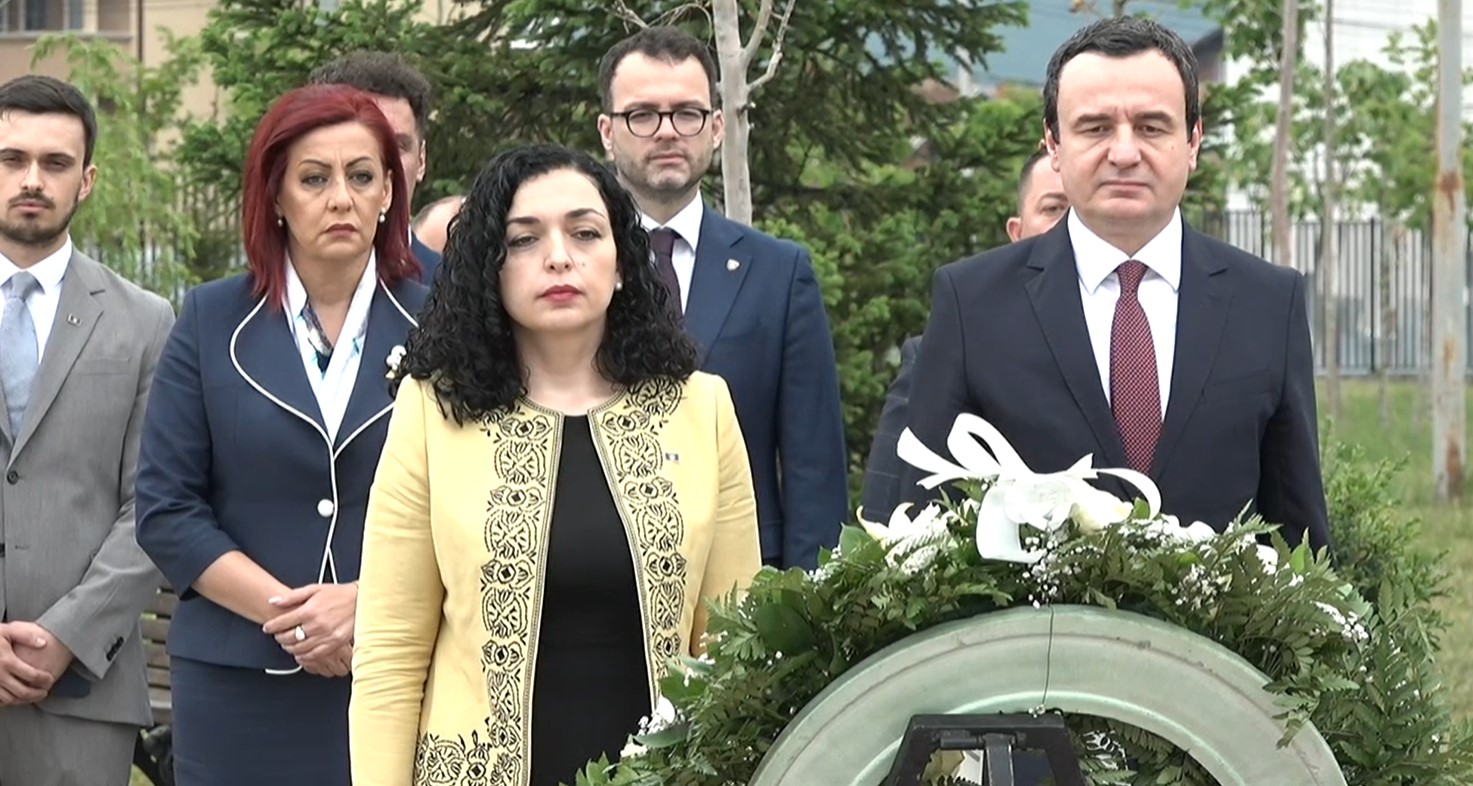 Dita e çlirimit të Kosovës/ Osmani e Kurti bëjnë homazhe te varri i Rugovës dhe Demaçit
