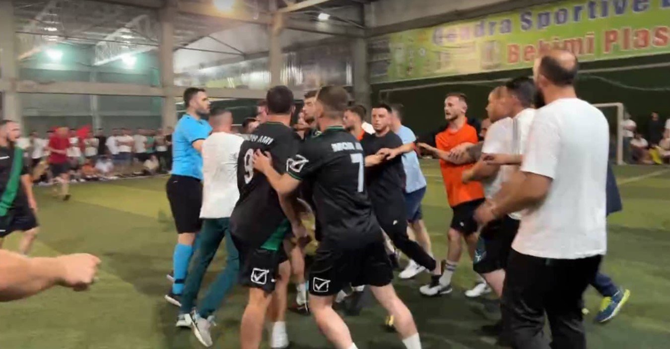 Del video – Mendurim Hoti rrahet në një turne në futboll të vogël