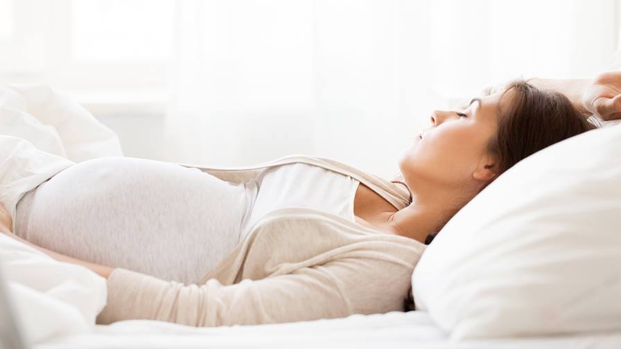 Pozicioni më i rehatshëm për gratë shtatzëna, si të bëni gjumë të qetë