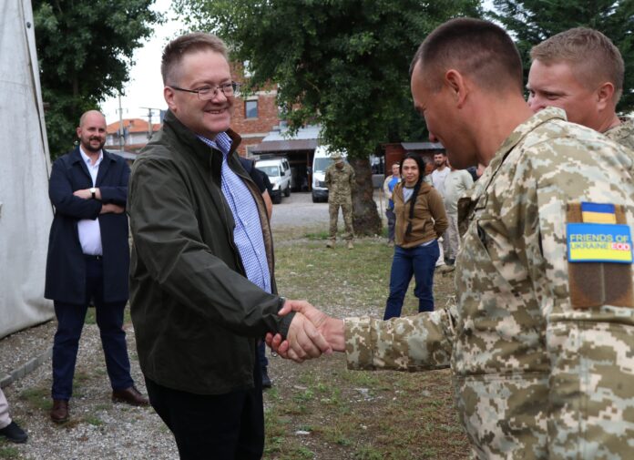 Ambasadori britanik viziton ukrainasit që po trajnohen në Kosovë: Do të bëjnë ndryshim kur të kthehen në vendlindje