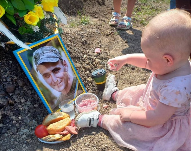 Më prekëse s’ka ku shkon: Vajza e vogël feston ditëlindjen tek varri i babait të saj të vrarë në luftë