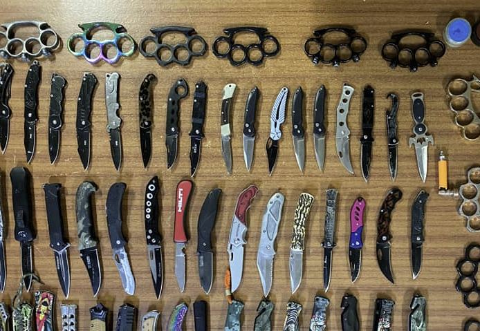 Alarmante nga shkollat e Ferizajt: 48 thika, 5 revole, 6 mulli për m’e blu marihuanë – gjeti Policia