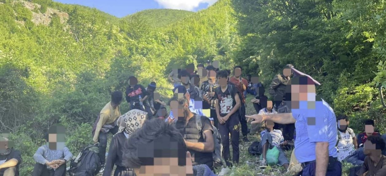 Policia e Kosovës dhe e Shqipërisë bashkëpunojnë: Arrestojnë 67 refugjatë që po hynin ilegalisht
