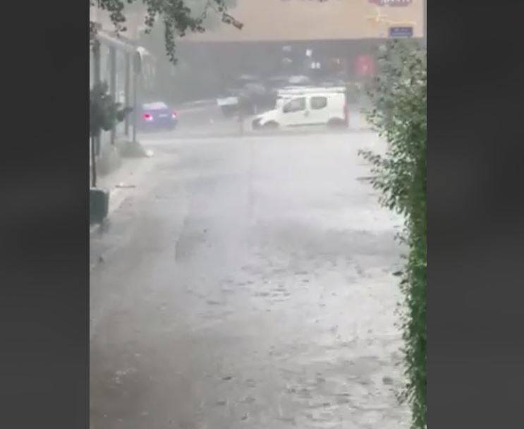 Rrebesh i fuqishëm me shi e kokrriz në Prishtinë (VIDEO)