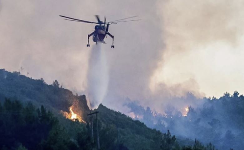 Greqia në flakë: Zjarrfikësit e helikopterët në terren