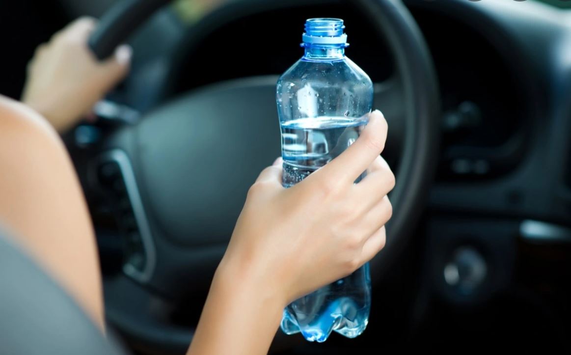 Mos e lini shishen e ujit në makinë gjatë verës, është e rrezikshme