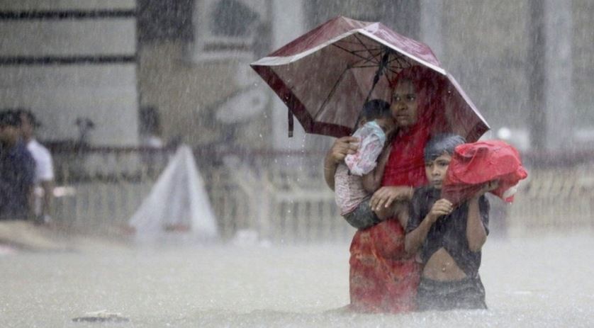 Dhjetëra të vdekur dhe miliona të bllokuar nga përmbytjet në Indi dhe Bangladesh