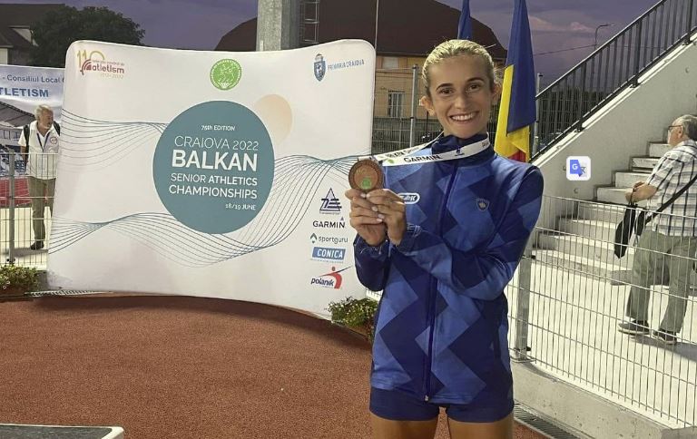 Gresa Bakraqi medaliste e bronztë e Ballkanit në vrapim 3000 metra, vendos rekord për Kosovën