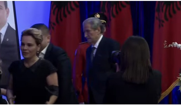 Cermonia e varrimit të Nishanit, Sali Berisha e Monika Kryemadhi kryejnë homazhe