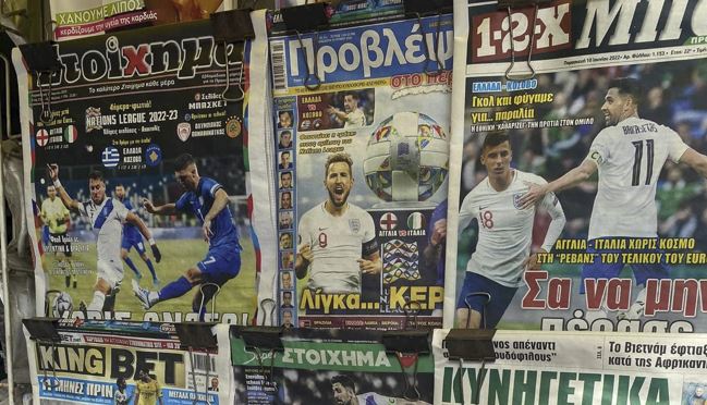 Titujt e gazetave të shtypura në Greqi: “MBANI FRYMËN – SONTE LUAJMË NDAJ KOSOVËS”