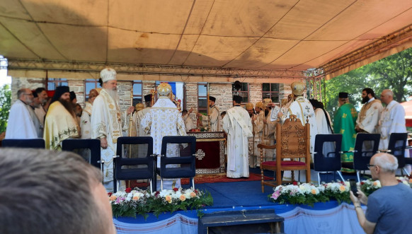 Patriarku Porfirije mban liturgjinë në Graçanicë, Rakiq e Jevtiq pjesëmarrës